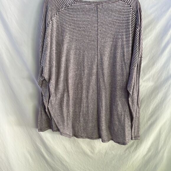 Old Navy burgundy and white striped relax fit lightweight sweater - Picture 4 of 5